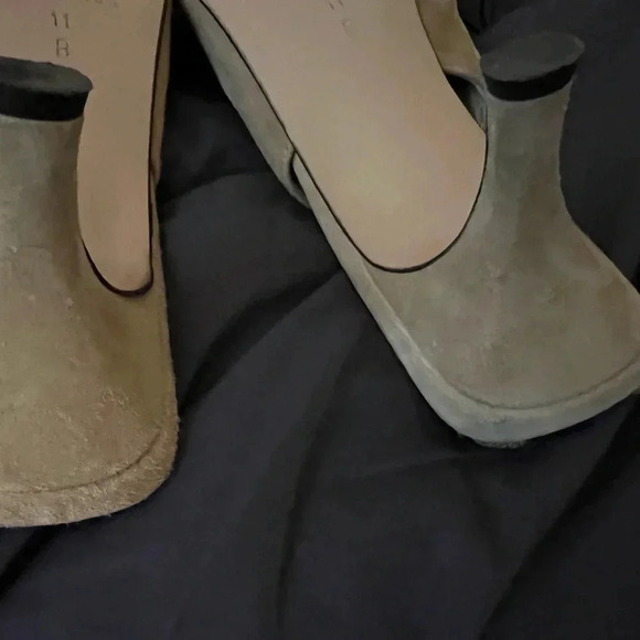 Saks Fifth Avenue Folio Tan Suede Heels … Size 11B - Picture 7 of 7